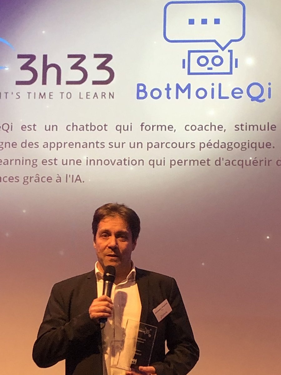 Alexandre Stopnicki reçoit le trophée du Prix de l'innovation, devant l'écran BotMoiLeQi