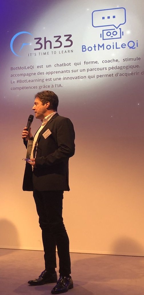 Alexandre Stopnicki sur scène lors du Grand Prix du Social Media 2018, devant la présentation de BotMoiLeQi